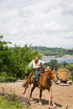 Zaporijya, Ukrayna-21 Haziran: Ukrayna Kazaklar 21, 2014 yılında Zaporijya, Ukrayna. Ukrayna kazak kazak Müzesi Khortytsya Adası üzerinde gösteri