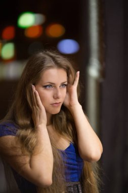 Sevimli yeşil gözlü kız gece şehrin sokaklarında yürüyüş