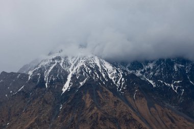 Kazbek yakınındaki Georgia dağlarda güzel manzara