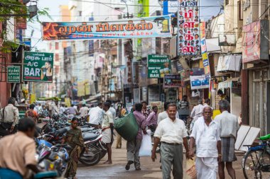 Madurai, Hindistan-Şubat 15: Street Hintli şehrin 15, 2013 Madurai, Hindistan. İnsanlar sokakta Hintli şehrin