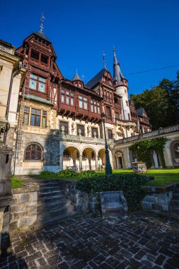 Yaz aylarında Ortaçağ Romen Peles Kalesi