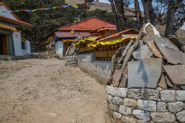 Taş masa Everest Ana kampı için yolda