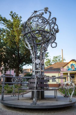 şehir caddesinde metalden yapılmış sanat nesnesi