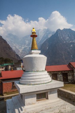Budist stupa Everest Saha Kampı için yolda