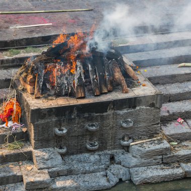 Katmandu, Nepal-Nisan 25: Pashupatinath 25, ölü yakma 2016 Katmandu, Nepal. Hindu tören kremasyon Pashupatinath Tapınağı
