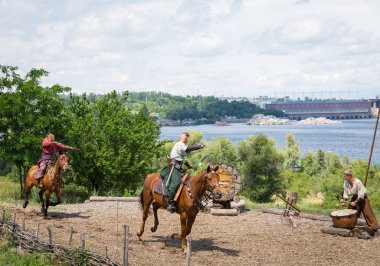 Zaporijya, Ukrayna-21 Haziran: Ukrayna Kazaklar 21, 2014 yılında Zaporijya, Ukrayna. Ukrayna kazak kazak Müzesi Khortytsya Adası üzerinde gösteri