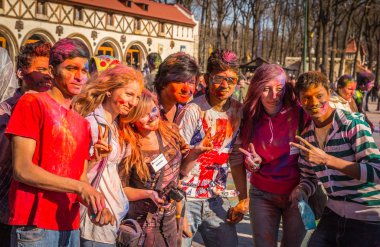 Kharkiv, Ukrayna-Mart 22: Bayram kutlamaları 22 Mart 2014 Kharkiv, Ukrayna. Renkler ve bahar Holi Gorki Park Hint Festivali kutlama