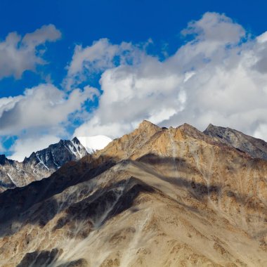 Himalayalar, güzel dağ manzarası il Ladakh, Hindistan