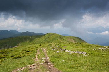 Karadağ dağ silsilesi içinde Karpatlar yaz Panoraması