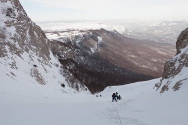 Karlı Kırım dağlarında yürüyüşçüler
