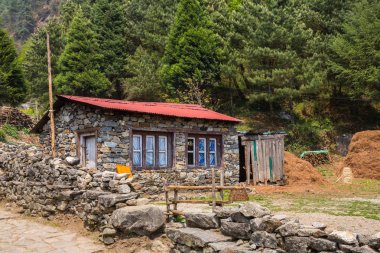 Himalaya köyü Everest Ana kampı için yolda