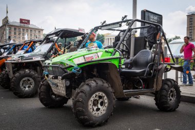 Kiev, Ukrayna-Haziran 29: Ukrayna Kupası 29, 2013 yılında Kiev, Ukrayna. SUV'lar Maidan tarihinde Ukrayna Trophy yarış başında.