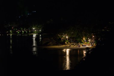 Tayland sahilinde kafe ile gece sahnesi 