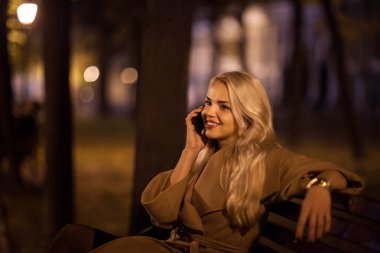 Dışarıda poz veren güzel bir kadın.