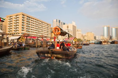 Dubai, Birleşik Arap Emirlikleri-Ocak 18: Geleneksel Abra feribot 18 Ocak 2014 Dubai, Birleşik Arap Emirlikleri. Gemi inşa teknoloji--dan 18. yüzyıl değişmeden.