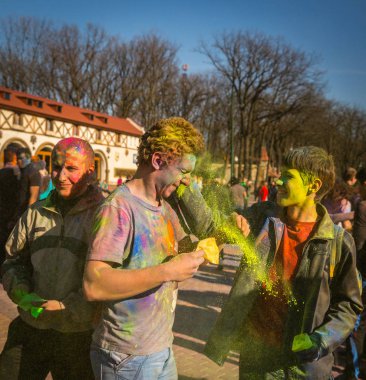 Kharkiv, Ukrayna-Mart 22: Bayram kutlamaları 22 Mart 2014 Kharkiv, Ukrayna. Renkler ve bahar Holi Gorki Park Hint Festivali kutlama