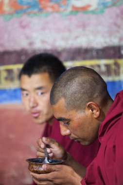 Leh, Hindistan-Eylül 4: Budist rahipler 4, 2011 Leh, Hindistan. Budist rahipler manastırdaki city Lech yakınındaki. Ladakh il.