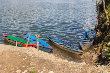 Nepal 'de nehirde demirli tekneler