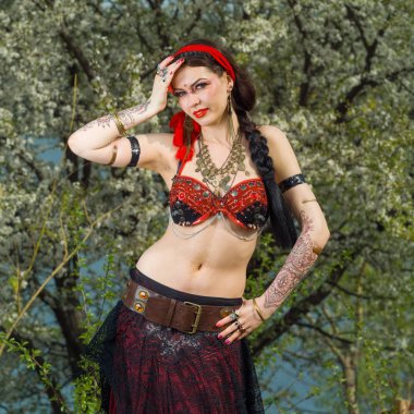 Arka plan ağaç bahar çiçek açması üzerinde dans kızı