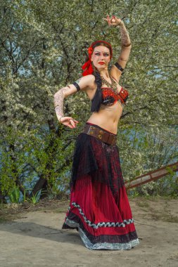 Arka plan ağaç bahar çiçek açması üzerinde dans kızı