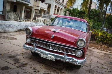 Habana, Cuba-Ocak 13: 13 Ocak 2018 yılında Havana, Küba üzerinde eski araba. Şehrin sokak üzerinde eski araba