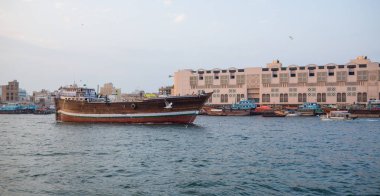 Dubai, Birleşik Arap Emirlikleri-Ocak 18: Geleneksel Abra feribot 18 Ocak 2014 Dubai, Birleşik Arap Emirlikleri. Gemi inşa teknoloji--dan 18. yüzyıl değişmeden.