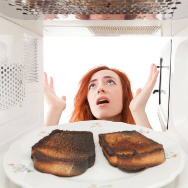 Mikrodalga yanmış tost isteyen kız