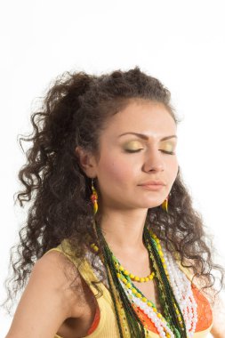 Stüdyo çekim güzel kıvırcık genç kadının üzerinde izole beyaz arka plan poz 