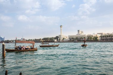 Dubai, Birleşik Arap Emirlikleri-Ocak 18: Geleneksel Abra feribot 18 Ocak 2014 Dubai, Birleşik Arap Emirlikleri. Gemi inşa teknoloji--dan 18. yüzyıl değişmeden.