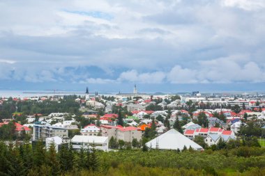 Reykjavik, İzlanda-Temmuz 25: Şehir sokakları 25, 2013 yılında Reykjavik, İzlanda. Yaşadıkları en büyük sokaklarında ülkenin nüfusunun.