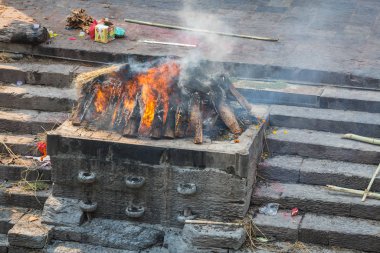 Katmandu, Nepal-Nisan 25: Pashupatinath 25, ölü yakma 2016 Katmandu, Nepal. Hindu tören kremasyon Pashupatinath Tapınağı