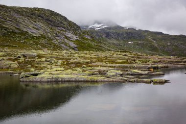 Trolltunga için yolda Norveç dağların güzel manzara