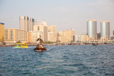 Dubai, Birleşik Arap Emirlikleri-Ocak 18: Geleneksel Abra feribot 18 Ocak 2014 Dubai, Birleşik Arap Emirlikleri. Gemi inşa teknoloji--dan 18. yüzyıl değişmeden.