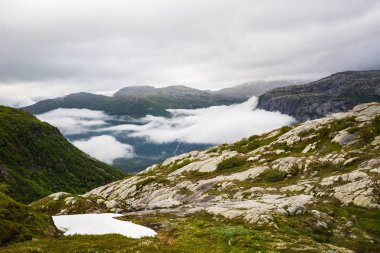 Trolltunga için yolda Norveç dağların güzel manzara