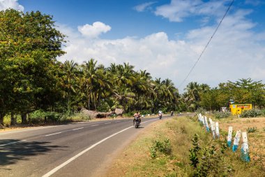 Motosikletçi Hint banliyösünde