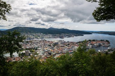 Bergen, Norveç-Temmuz 15: Görünümünü Bergen 15, Bergen, Norveç'te 2016. Ulriken tepeden şehre görüntülemek.