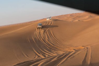 Dubai, Birleşik Arap Emirlikleri-Ocak 20: Jeep safari, 20, 2014 yılında Dubai, Birleşik Arap Emirlikleri. Arap Çölde Jeep safari.