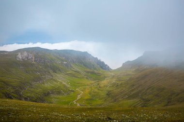 Karadağ dağ silsilesi içinde Karpatlar yaz Panoraması