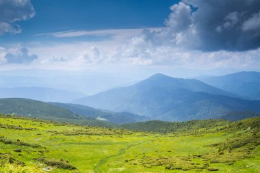 Karadağ dağ silsilesi içinde Karpatlar yaz Panoraması