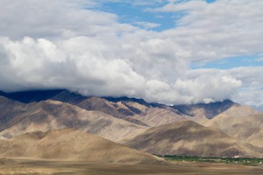 Himalayalar, güzel dağ manzarası il Ladakh, Hindistan