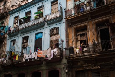 Habana, Cuba-Ocak 12: 12 Ocak 2018 yılında Havana, Küba balkonda. Havana Küba balkonda