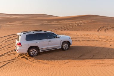 Dubai, Birleşik Arap Emirlikleri-Ocak 20: Jeep safari, 20, 2014 yılında Dubai, Birleşik Arap Emirlikleri. Arap Çölde Jeep safari.