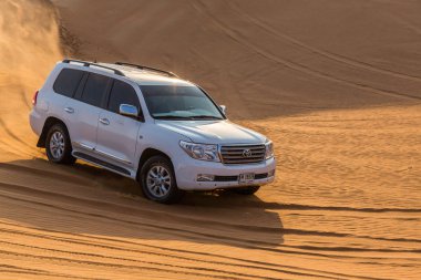Dubai, Birleşik Arap Emirlikleri-Ocak 20: Jeep safari, 20, 2014 yılında Dubai, Birleşik Arap Emirlikleri. Arap Çölde Jeep safari.
