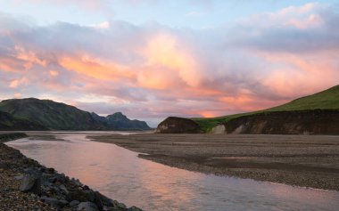 Günbatımı Milli Parkı Landmannalaugavegor Nehri üzerinde. İzlanda.
