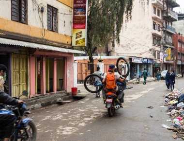 Gündüz, Güney Asya'da Nepal gezilerinde seyahat 