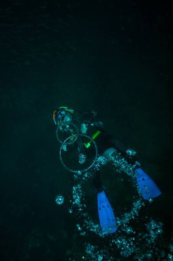 Scuba diver hava Yüzüklerin darbeler