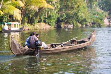 Kochin, Hindistan-Şubat 24: Hindu 24 Şubat 2013 Kochin, Hindistan'da teknede. Hindu git Cochin tekne banliyösünde tarafından