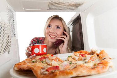 Mikrodalgada pizza hazırlama kız