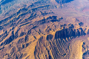 Uçak penceresinden dağlar