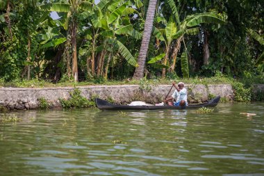 Kochin, Hindistan-Şubat 23: Hindu 23 Şubat 2013 Kochin, Hindistan'da teknede. Hindu git Cochin tekne banliyösünde tarafından